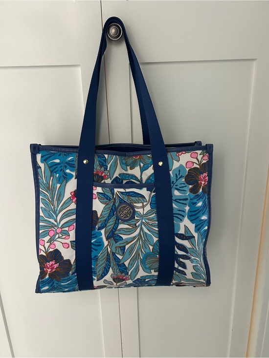 Lilly Pulitzer Handbags - Lilly Pulitzer EUC Blue Floral Canvas Tote Bag with Navy Straps